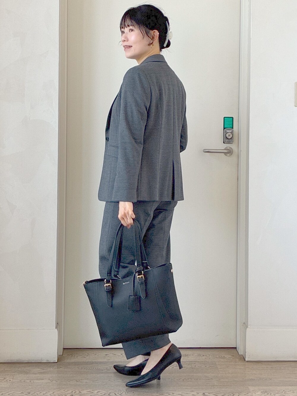 ブルー系のシャツ/ブラウス、グレー系のその他パンツ、ブラック系のトートバッグを着用したレディースの秋コーディネートの4枚目の写真
