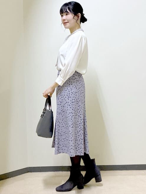 ホワイト系のシャツ/ブラウス、グレー系のスカート、ブラック系のノーカラージャケットを着用したレディースの冬コーディネートの2枚目の写真