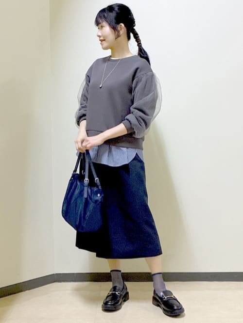 ベージュ系のその他パンツ、ブルー系のTシャツ/カットソー、ブルー系のその他パンツを着用したレディースの春コーディネートの6枚目の写真