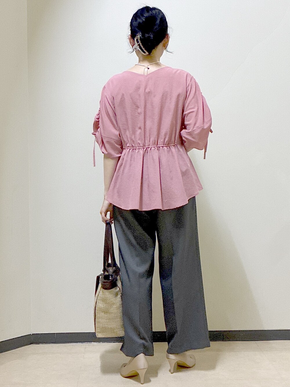 ピンク系のシャツ/ブラウス、ブラック系のその他パンツ、イエロー系のトートバッグを着用したレディースの春コーディネートの3枚目の写真