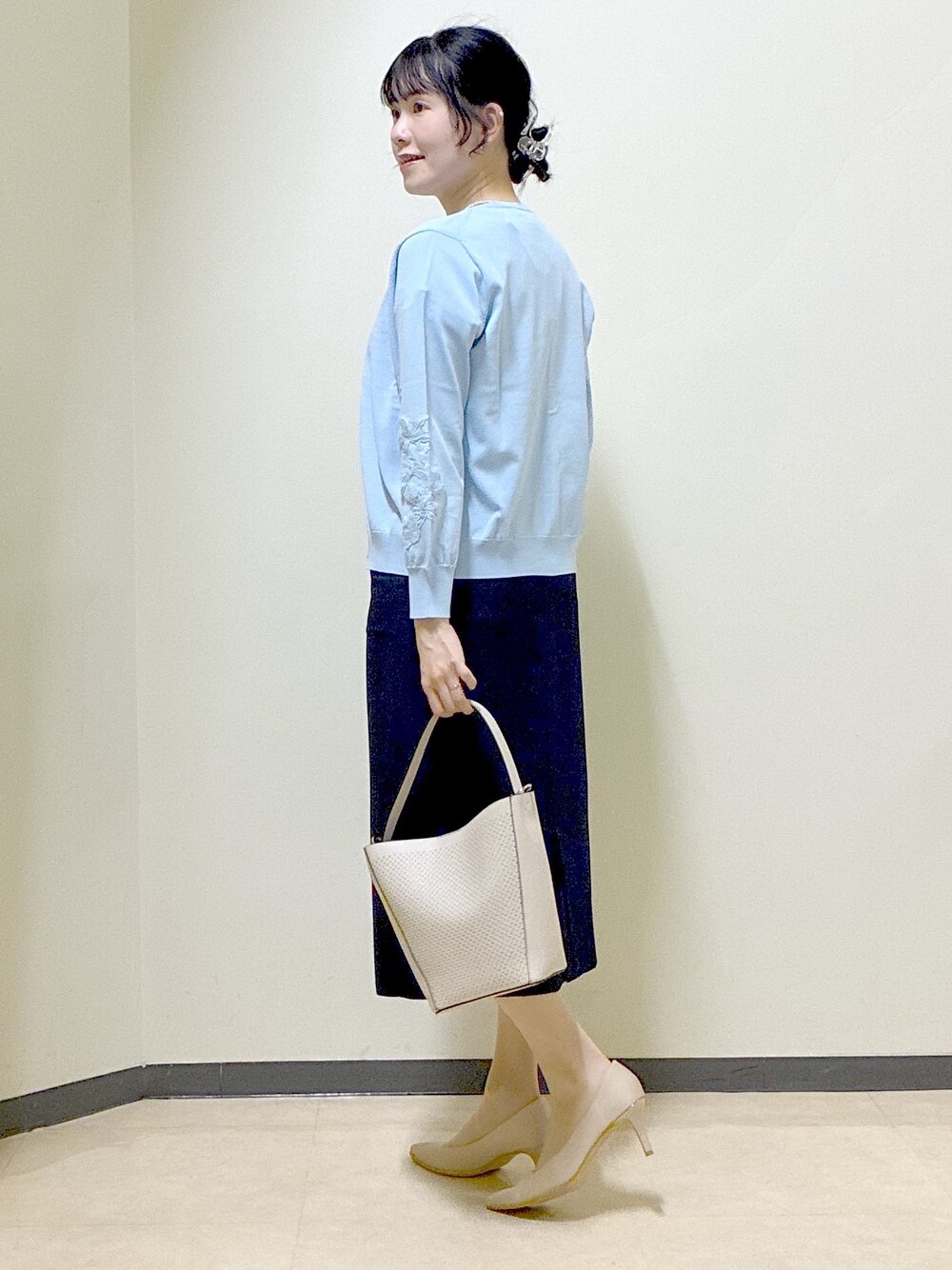 ブルー系のカーディガン/ボレロ、ホワイト系のTシャツ/カットソー、ブルー系のスカートを着用したレディースの春コーディネートの4枚目の写真
