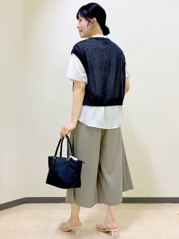 ベージュ系のシャツ/ブラウス、ブラック系のニット/セーター、ブルー系のスカートを着用したレディースの夏コーディネートの10枚目の写真