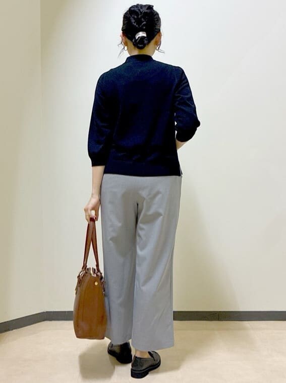ブラック系のニット/セーター、グレー系のその他パンツ、レッド系のスカートを着用したレディースの秋コーディネートの3枚目の写真