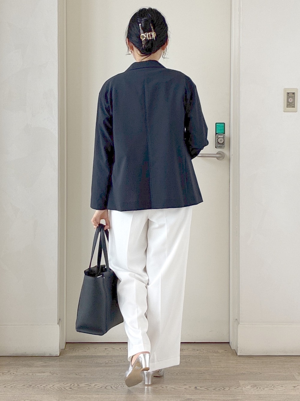 ブルー系のテーラードジャケット、ブルー系のTシャツ/カットソー、ホワイト系のその他パンツを着用したレディースの夏コーディネートの3枚目の写真