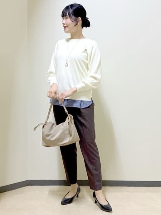 ブラック系のブルゾン、ホワイト系のニット/セーター、ブルー系のTシャツ/カットソーを着用したレディースの冬コーディネートの10枚目の写真