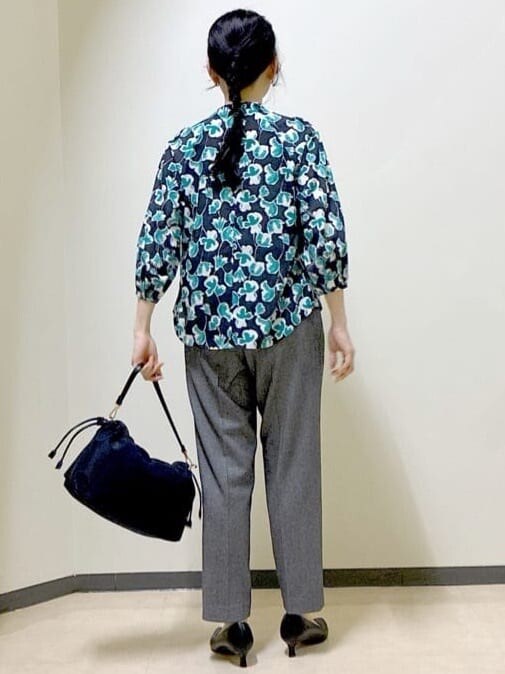 ブルー系のシャツ/ブラウス、ブラック系のその他パンツ、ブラック系のショルダーバッグを着用したレディースの冬コーディネートの3枚目の写真