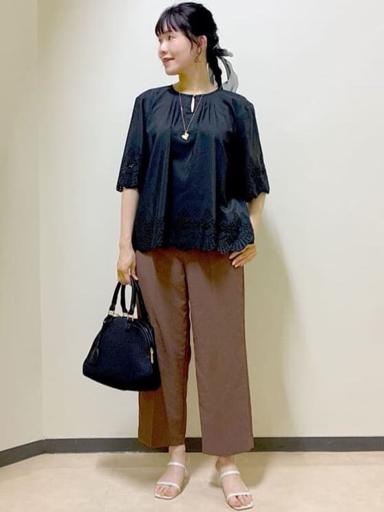 ブラック系のシャツ/ブラウス、ブラウン系のその他パンツ、ブラック系のショルダーバッグを着用したレディースの夏コーディネートの6枚目の写真