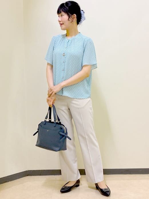 ブルー系のシャツ/ブラウス、ベージュ系のその他パンツ、ブルー系のトートバッグを着用したレディースの夏コーディネートの8枚目の写真