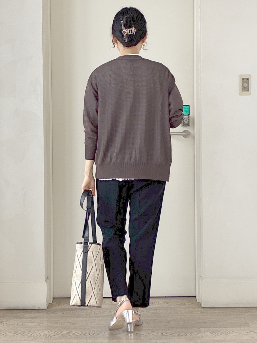 ブラウン系のカーディガン/ボレロ、ブラック系のその他パンツ、ベージュ系のショルダーバッグを着用したレディースの夏コーディネートの3枚目の写真
