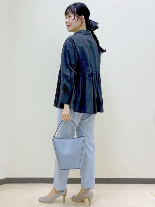 ブルー系のシャツ/ブラウス、ブルー系のその他パンツ、ホワイト系のカーディガン/ボレロを着用したレディースの春コーディネートの4枚目の写真