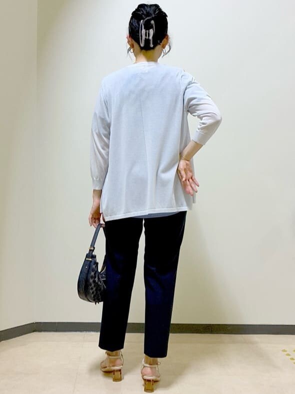 グレー系のカーディガン/ボレロ、ブルー系のシャツ/ブラウス、ブルー系のその他パンツを着用したレディースの夏コーディネートの3枚目の写真
