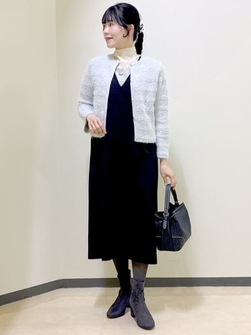 グレー系のカーディガン/ボレロ、ブラック系のワンピース、ホワイト系のTシャツ/カットソーを着用したレディースの冬コーディネートの5枚目の写真