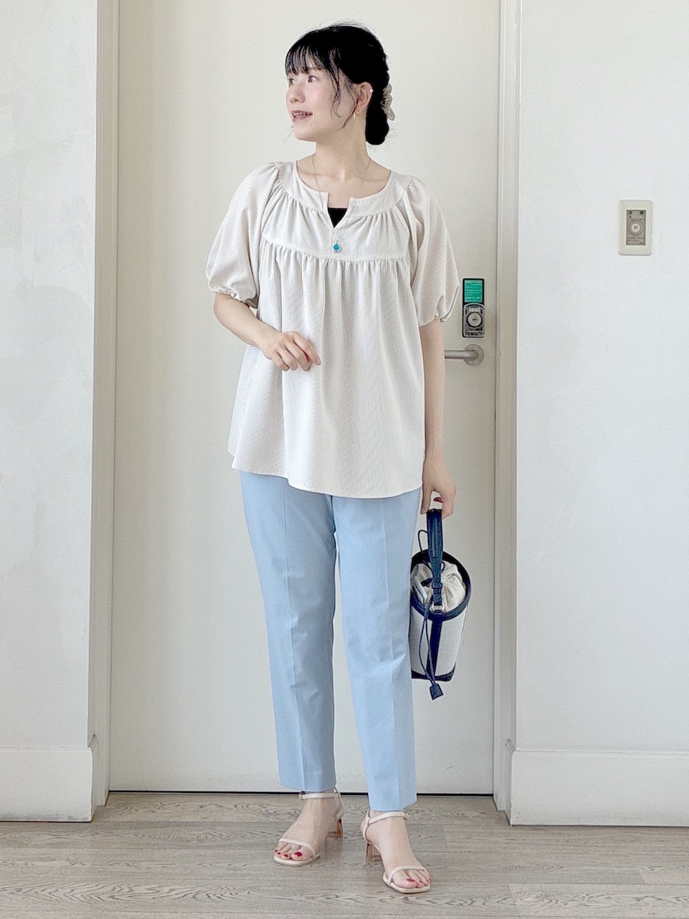 ベージュ系のシャツ/ブラウス、ブラック系のタンクトップ、ブルー系のその他パンツを着用したレディースの夏コーディネートの10枚目の写真