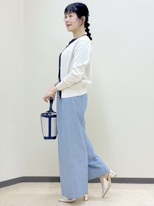 ホワイト系のシャツ/ブラウス、ブラック系のTシャツ/カットソー、ブルー系のその他パンツを着用したレディースの春コーディネートの2枚目の写真