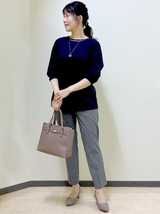 ブルー系のTシャツ/カットソー、ブラック系のその他パンツ、ブラック系のシャツ/ブラウスを着用したレディースの夏コーディネートの8枚目の写真