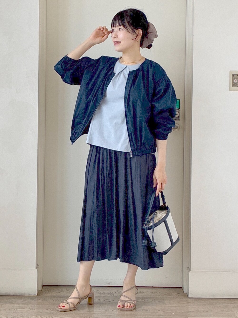ブルー系のブルゾン、ブルー系のTシャツ/カットソー、ブルー系のその他パンツを着用したレディースの夏コーディネートの6枚目の写真