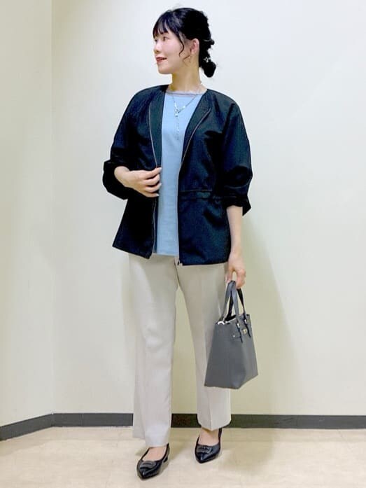 ブラック系のブルゾン、ブルー系のTシャツ/カットソー、ベージュ系のその他パンツを着用したレディースの秋コーディネートの6枚目の写真