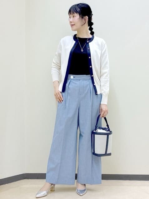 ホワイト系のシャツ/ブラウス、ブラック系のTシャツ/カットソー、ブルー系のその他パンツを着用したレディースの春コーディネートの8枚目の写真