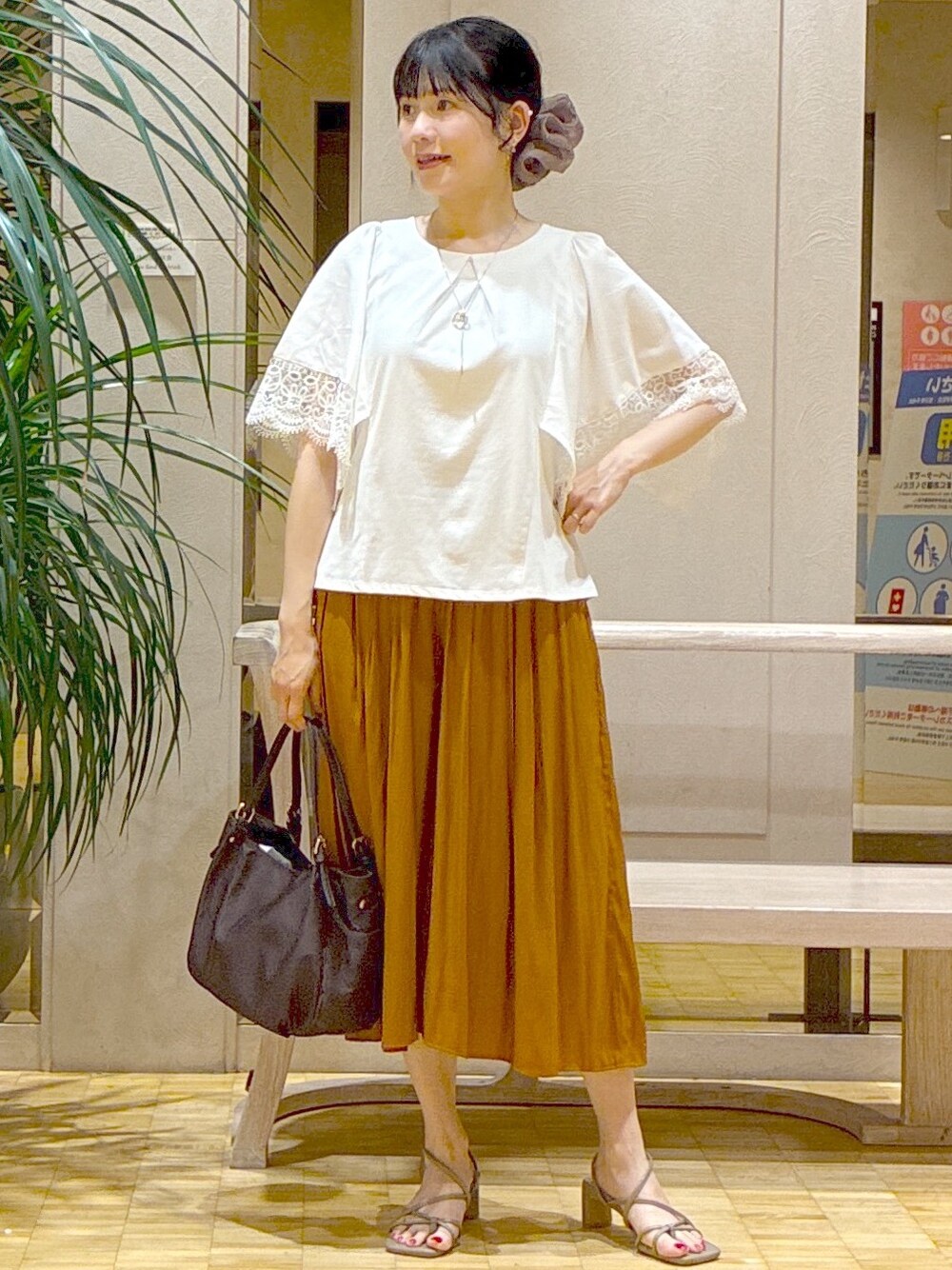 ホワイト系のTシャツ/カットソー、レッド系のその他パンツ、ベージュ系のブルゾンを着用したレディースの夏コーディネートの8枚目の写真