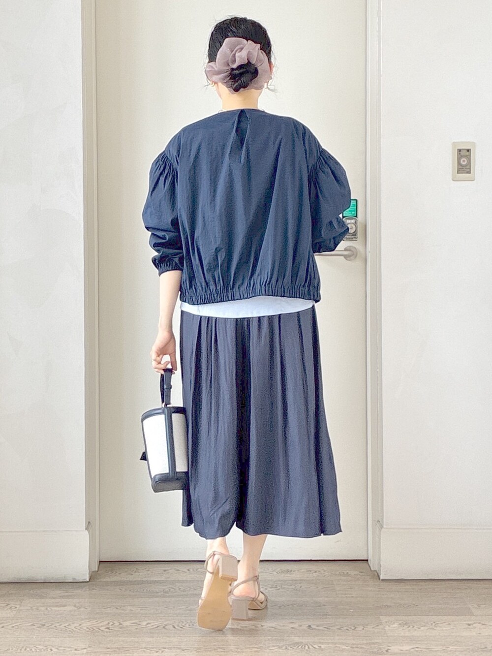 ブルー系のブルゾン、ブルー系のTシャツ/カットソー、ブルー系のその他パンツを着用したレディースの夏コーディネートの3枚目の写真