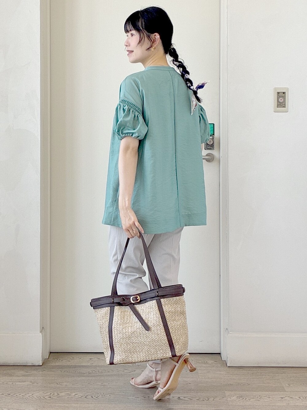 グリーン系のシャツ/ブラウス、ベージュ系のその他パンツ、ベージュ系のタンクトップを着用したレディースの夏コーディネートの4枚目の写真