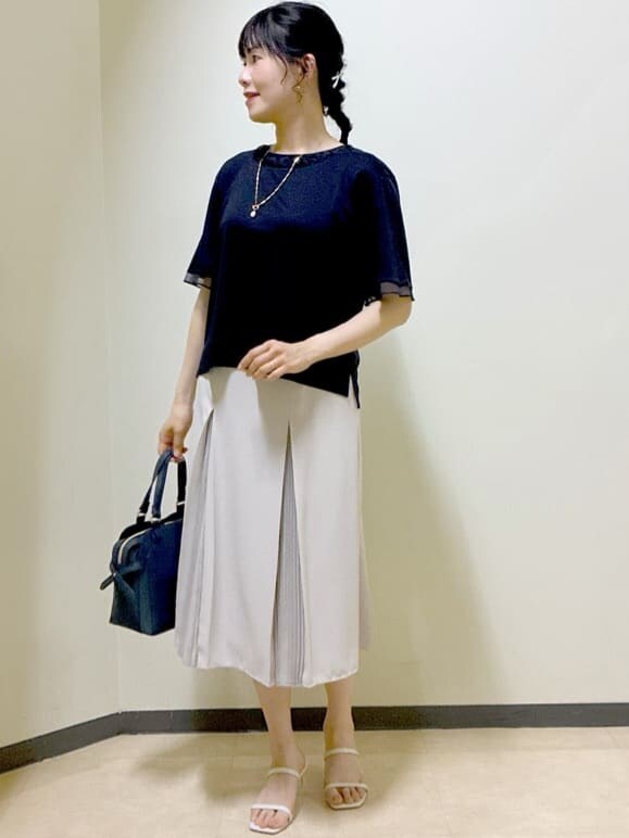 ブルー系のTシャツ/カットソー、ベージュ系のスカート、グリーン系のTシャツ/カットソーを着用したレディースの夏コーディネートの8枚目の写真