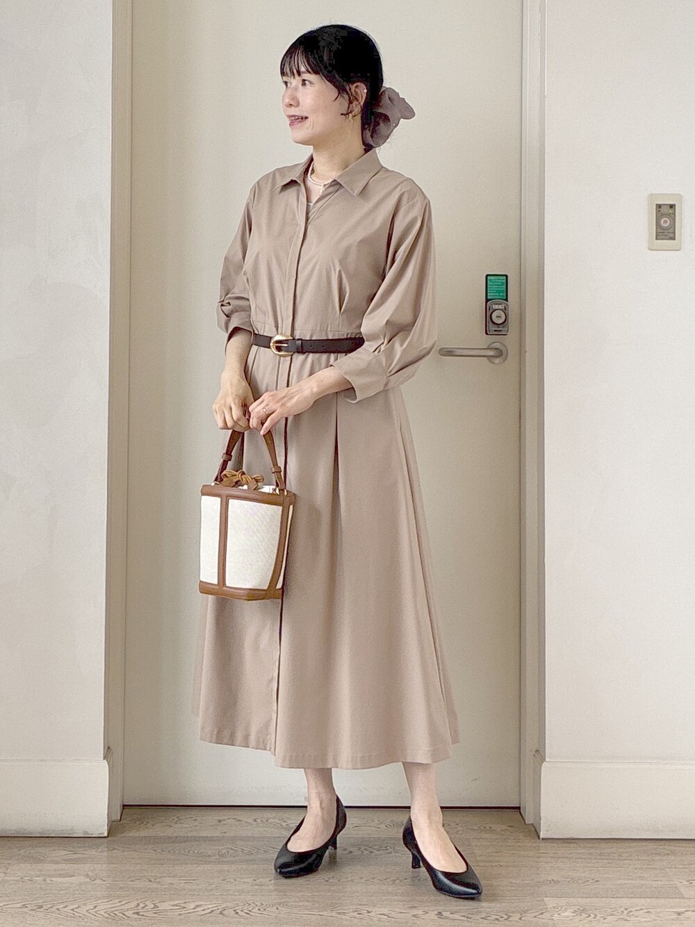 イエロー系のワンピース、グレー系のタンクトップ、ブルー系のカーディガン/ボレロを着用したレディースの夏コーディネートの8枚目の写真