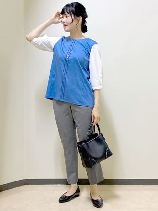 ブルー系のTシャツ/カットソー、ブラック系のその他パンツ、ブラック系のカーディガン/ボレロを着用したレディースの秋コーディネートの7枚目の写真