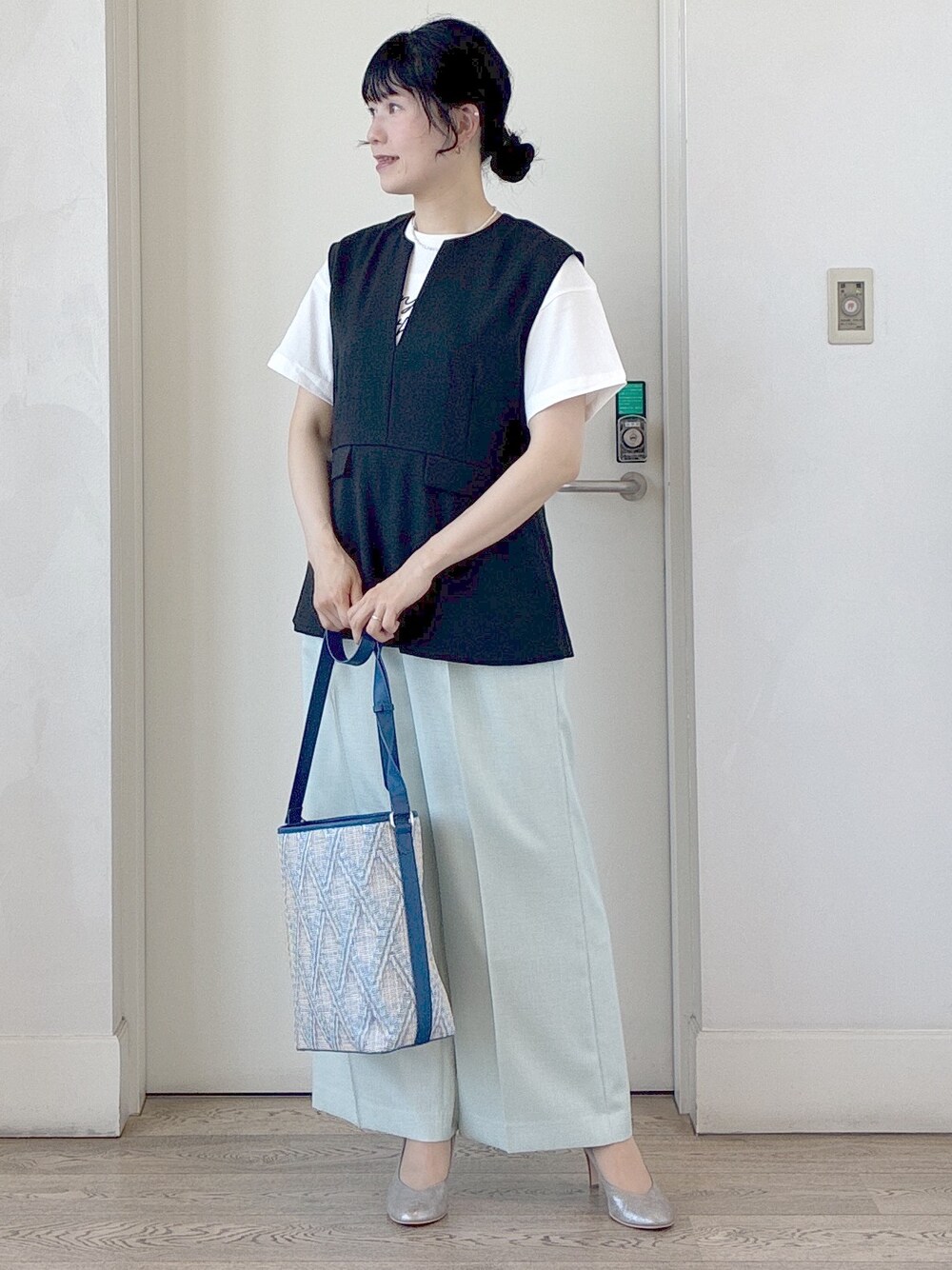 ブラック系のベスト、ホワイト系のTシャツ/カットソー、ホワイト系のタンクトップを着用したレディースの夏コーディネートの9枚目の写真