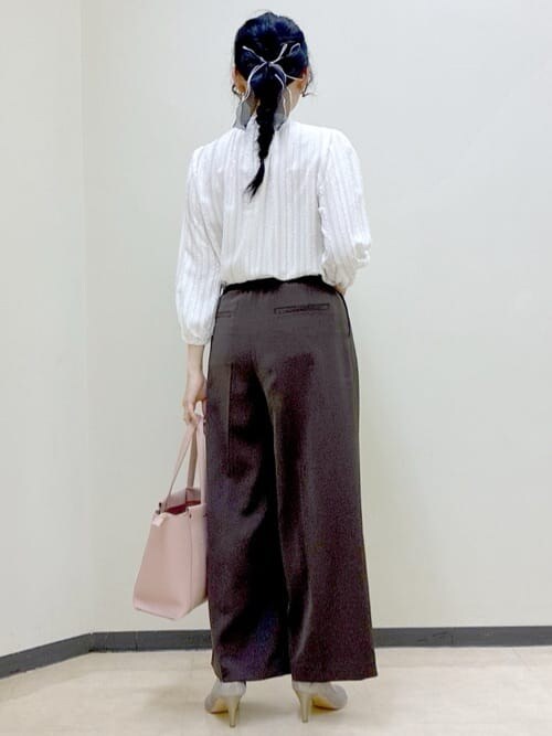 グリーン系のノーカラージャケット、ブラウン系のその他パンツ、ホワイト系のシャツ/ブラウスを着用したレディースの春コーディネートの3枚目の写真