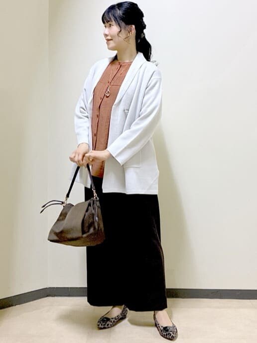 グレー系のカーディガン/ボレロ、オレンジ系のシャツ/ブラウス、ブラック系のタンクトップを着用したレディースの秋コーディネートの6枚目の写真