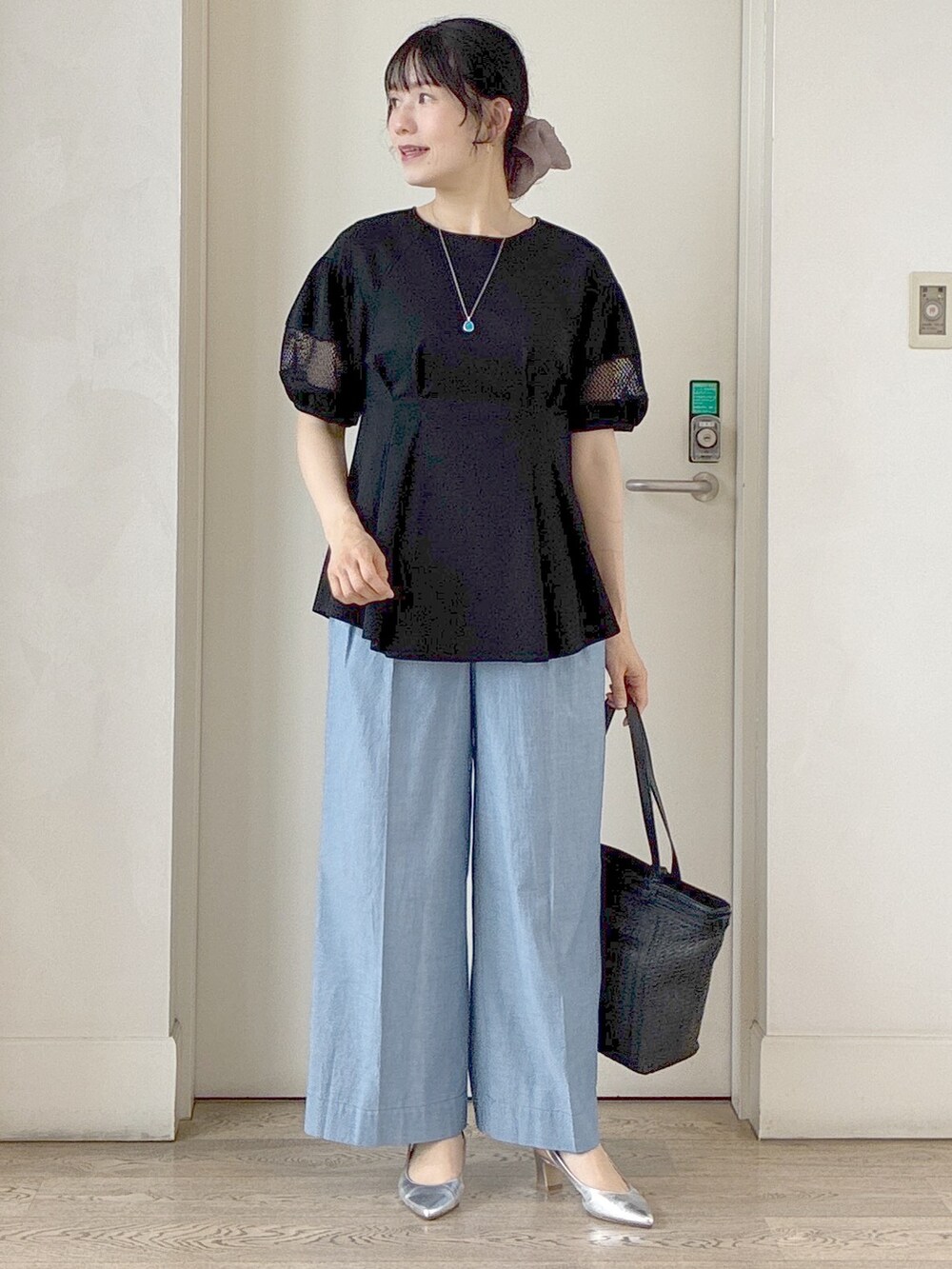 ブラック系のTシャツ/カットソー、ブルー系のその他パンツ、ブラック系のトートバッグを着用したレディースの夏コーディネートの5枚目の写真