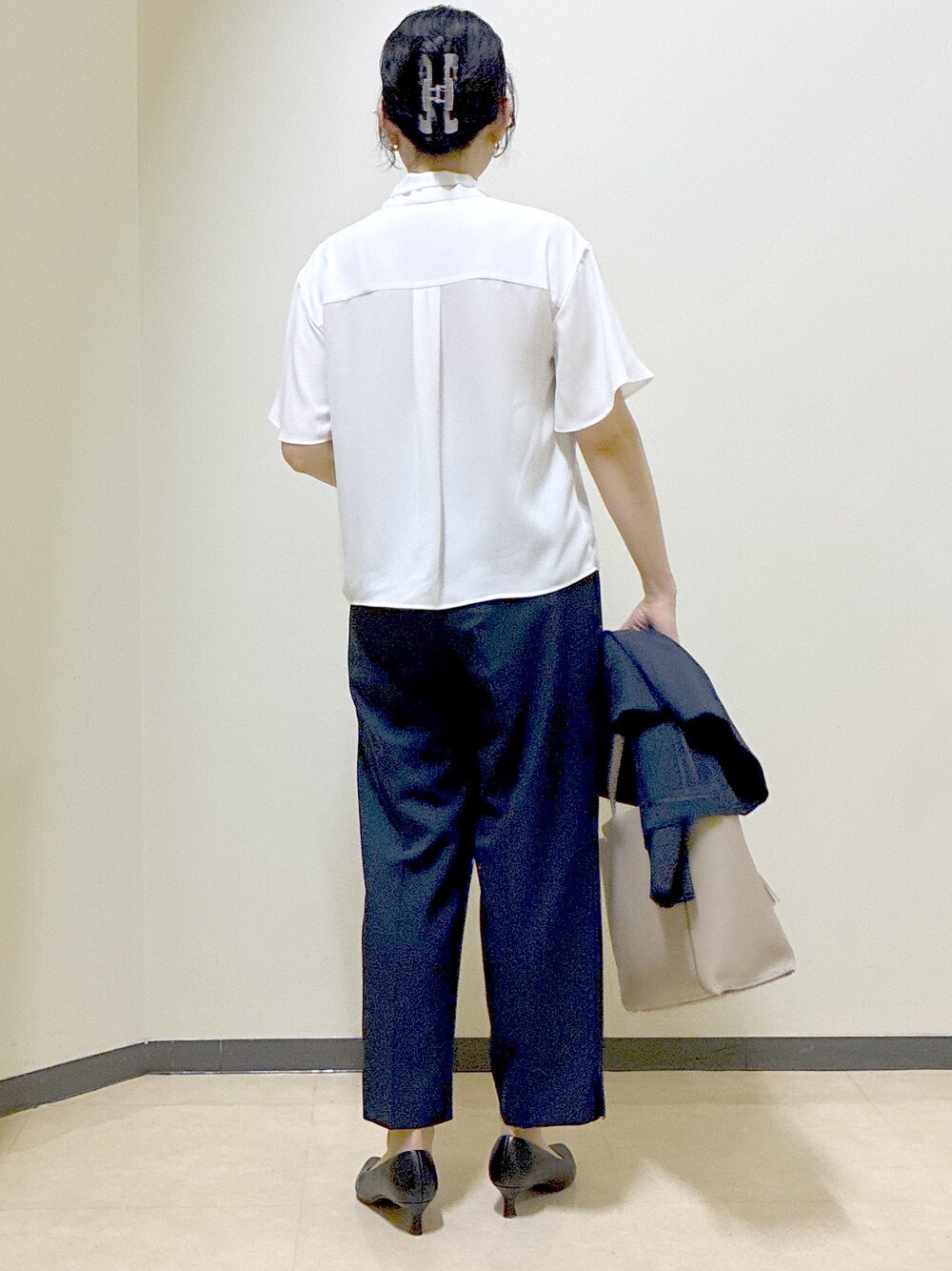 ホワイト系のシャツ/ブラウス、ブルー系のノーカラージャケット、ブルー系のその他パンツを着用したレディースの春コーディネートの3枚目の写真
