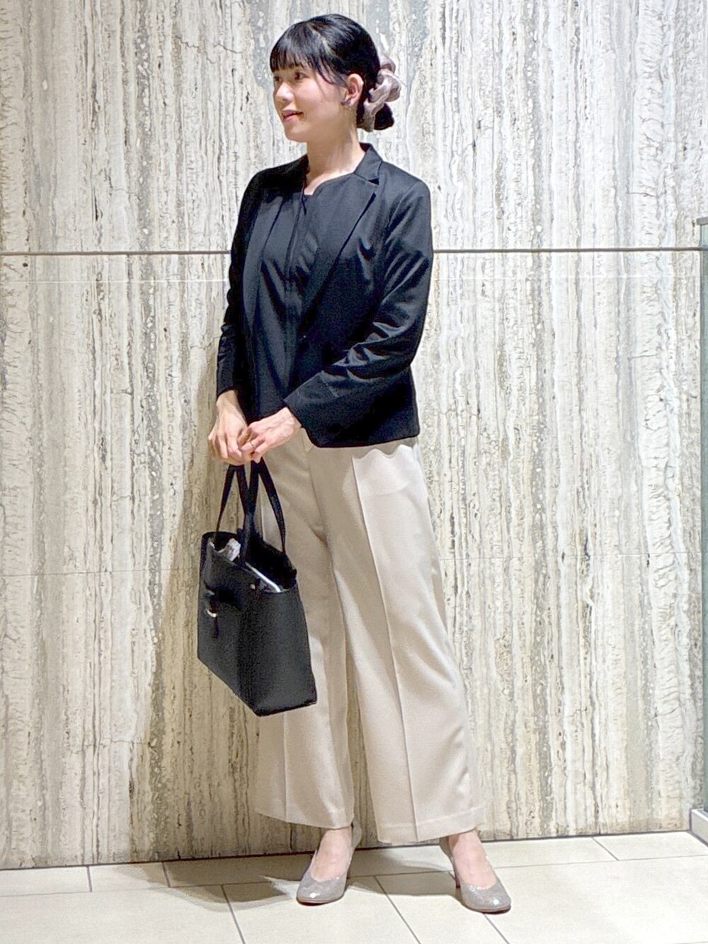 ブラック系のTシャツ/カットソー、ベージュ系のその他パンツ、ブラック系のテーラードジャケットを着用したレディースの夏コーディネートの7枚目の写真