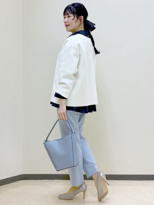 ブルー系のシャツ/ブラウス、ブルー系のその他パンツ、ホワイト系のカーディガン/ボレロを着用したレディースの春コーディネートの10枚目の写真