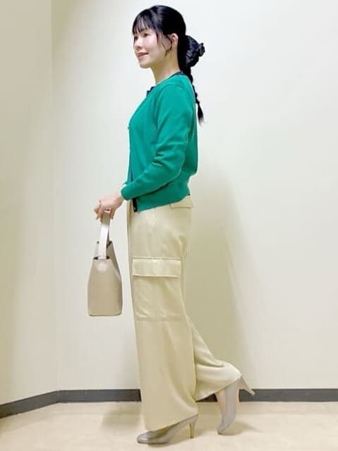 ベージュ系のその他パンツ、ベージュ系のショルダーバッグ、グリーン系のニット/セーターを着用したレディースの春コーディネートの2枚目の写真