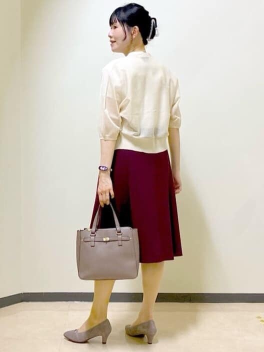 ホワイト系のシャツ/ブラウス、ベージュ系のカーディガン/ボレロ、レッド系のスカートを着用したレディースの秋コーディネートの8枚目の写真