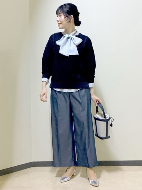 ブルー系のシャツ/ブラウス、ブラック系のニット/セーター、ブルー系のその他パンツを着用したレディースの冬コーディネートの9枚目の写真