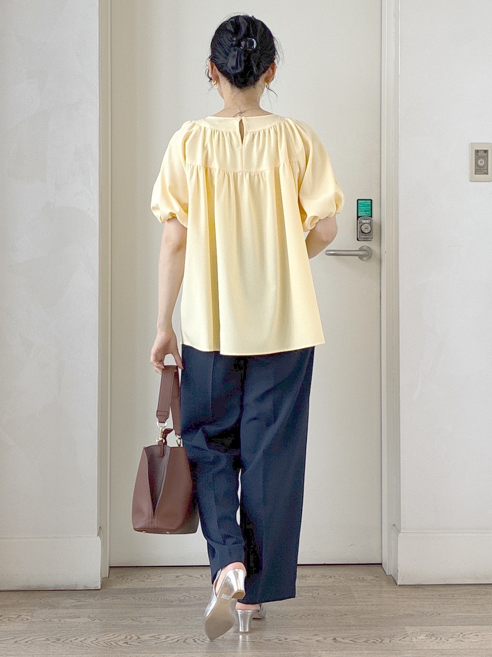 イエロー系のシャツ/ブラウス、グレー系のタンクトップ、ブルー系のその他パンツを着用したレディースの夏コーディネートの3枚目の写真