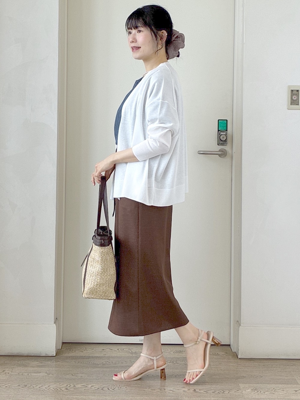 ホワイト系のカーディガン/ボレロ、ブルー系のシャツ/ブラウス、グレー系のタンクトップを着用したレディースの夏コーディネートの2枚目の写真