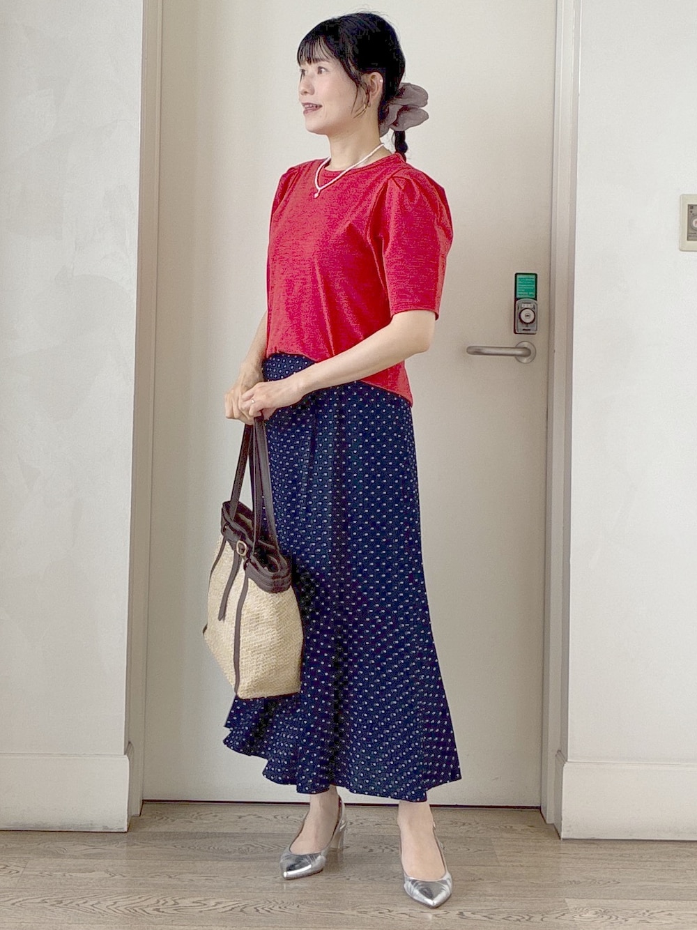 オレンジ系のTシャツ/カットソー、ブルー系のスカート、イエロー系のトートバッグを着用したレディースの夏コーディネートの5枚目の写真