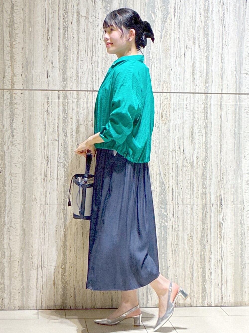 グリーン系のシャツ/ブラウス、ホワイト系のTシャツ/カットソー、ブルー系のその他パンツを着用したレディースの夏コーディネートの2枚目の写真