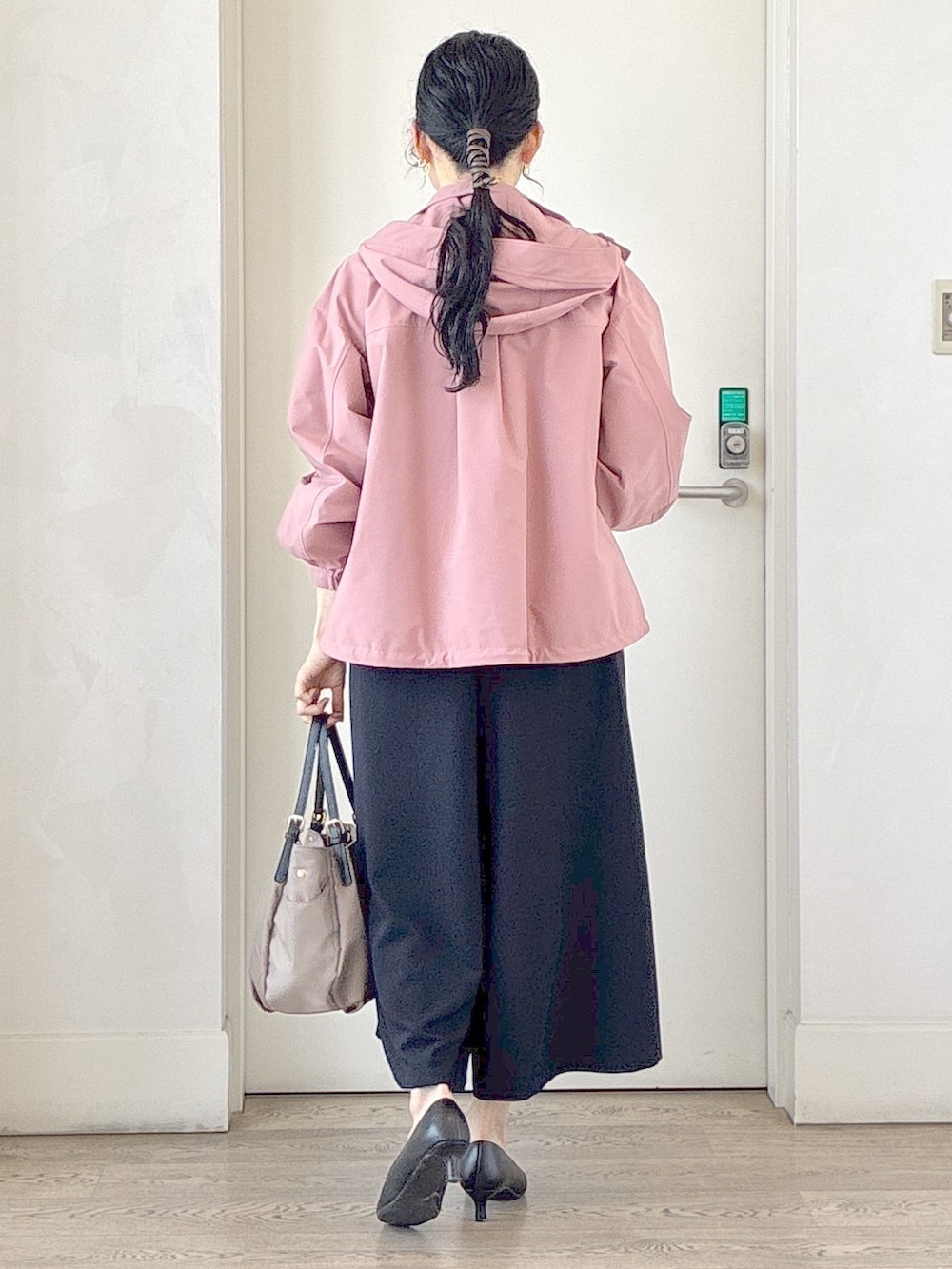ピンク系のブルゾン、ホワイト系のシャツ/ブラウス、ブルー系のその他パンツを着用したレディースの秋コーディネートの3枚目の写真