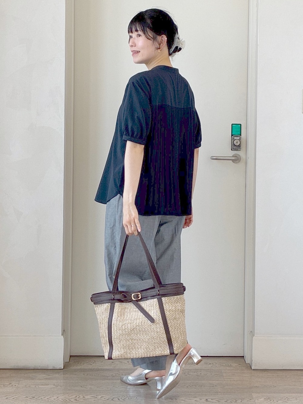 ホワイト系のカーディガン/ボレロ、ブルー系のシャツ/ブラウス、ブラック系のその他パンツを着用したレディースの夏コーディネートの7枚目の写真