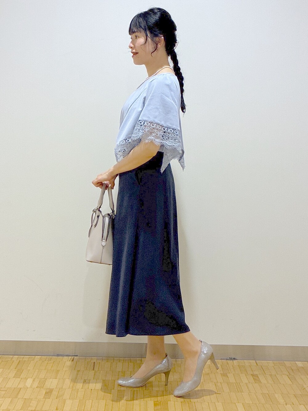 ホワイト系のカーディガン/ボレロ、ブルー系のTシャツ/カットソー、ブルー系のスカートを着用したレディースの春コーディネートの2枚目の写真