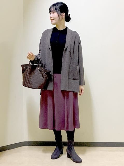 ブラウン系のカーディガン/ボレロ、ブラック系のニット/セーター、レッド系のスカートを着用したレディースの冬コーディネートの7枚目の写真
