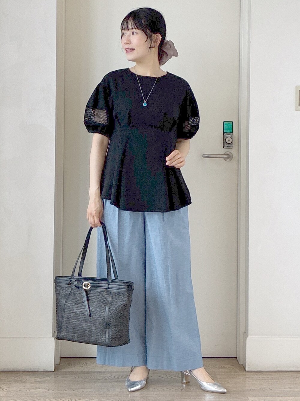 ブラック系のTシャツ/カットソー、ブルー系のその他パンツ、ブラック系のトートバッグを着用したレディースの夏コーディネートの7枚目の写真