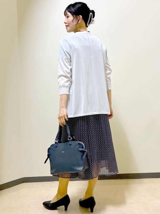 ブラック系のシャツ/ブラウス、ブルー系のスカート、グレー系のカーディガン/ボレロを着用したレディースの夏コーディネートの9枚目の写真