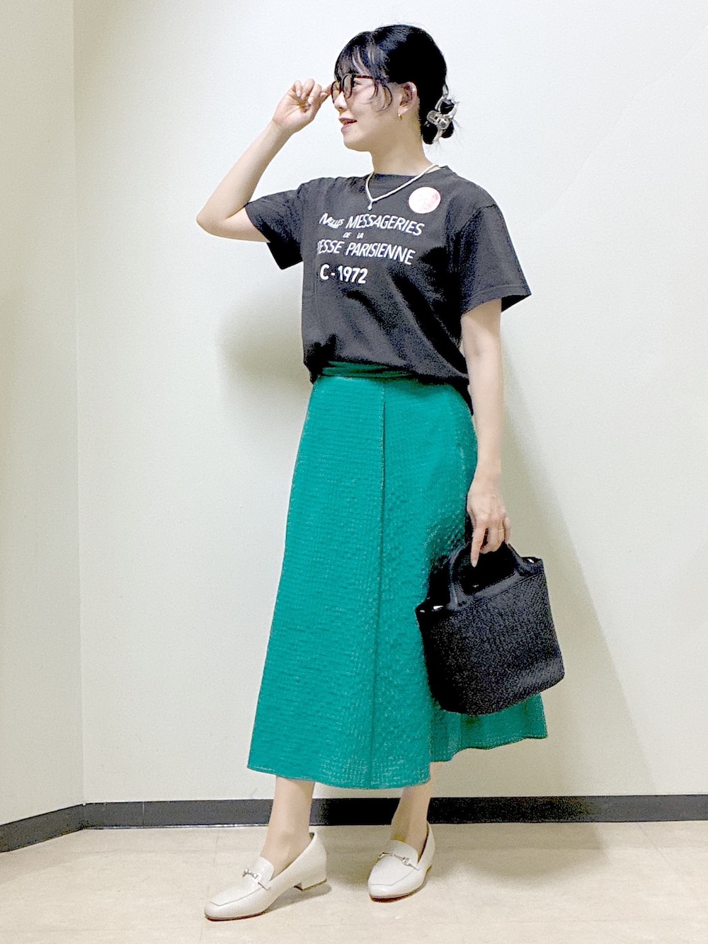 グレー系のTシャツ/カットソー、グリーン系のスカート、ベージュ系のノーカラージャケットを着用したレディースの春コーディネートの5枚目の写真