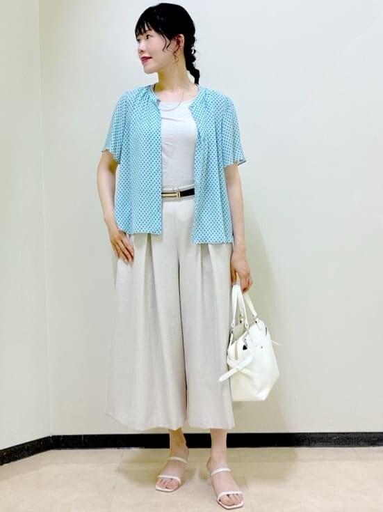 ブルー系のシャツ/ブラウス、グレー系のタンクトップ、ベージュ系のその他パンツを着用したレディースの夏コーディネートの5枚目の写真